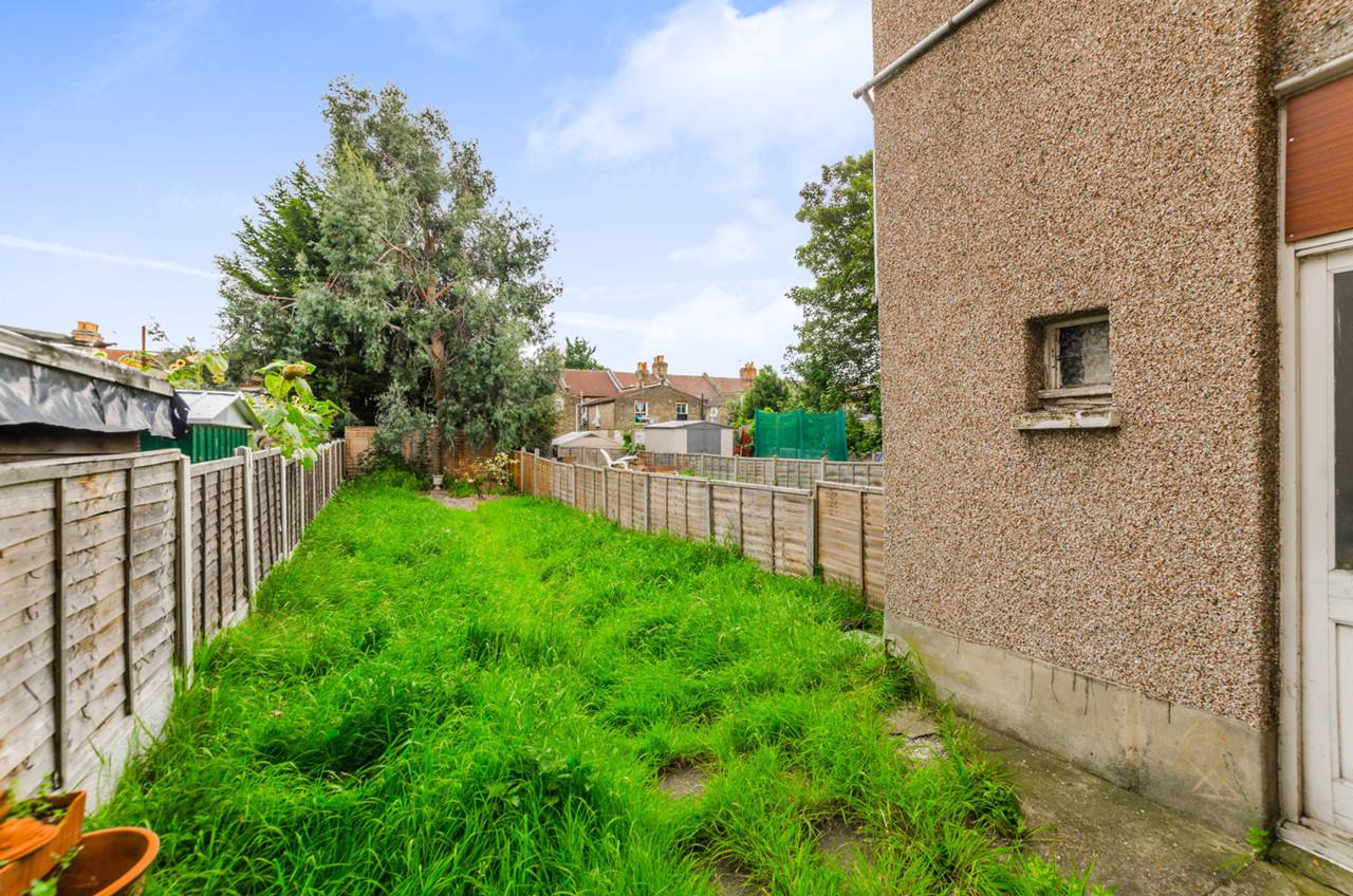 2 bedroom house to rent, Little Ilford Lane, Manor Park, E, E12 5PN