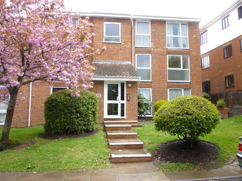 2 bedroom flat to rent, Lander Court, Lyonsdown, New EN5 1HY