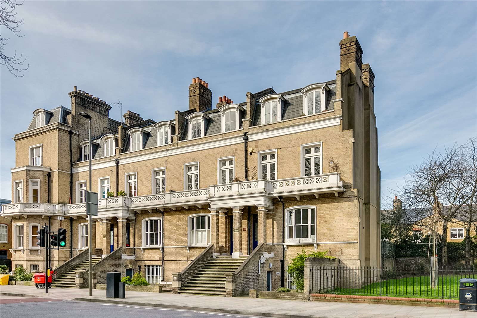 2 bedroom flat for sale, Sutherland House, Queenstown Road, London SW