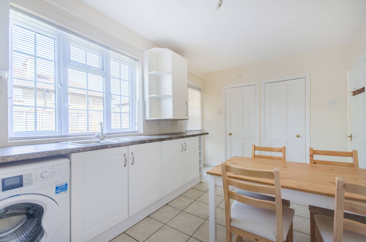3 bedroom flat to rent, Eltham Green Road, Kidbrooke, SE, SE9 6BH