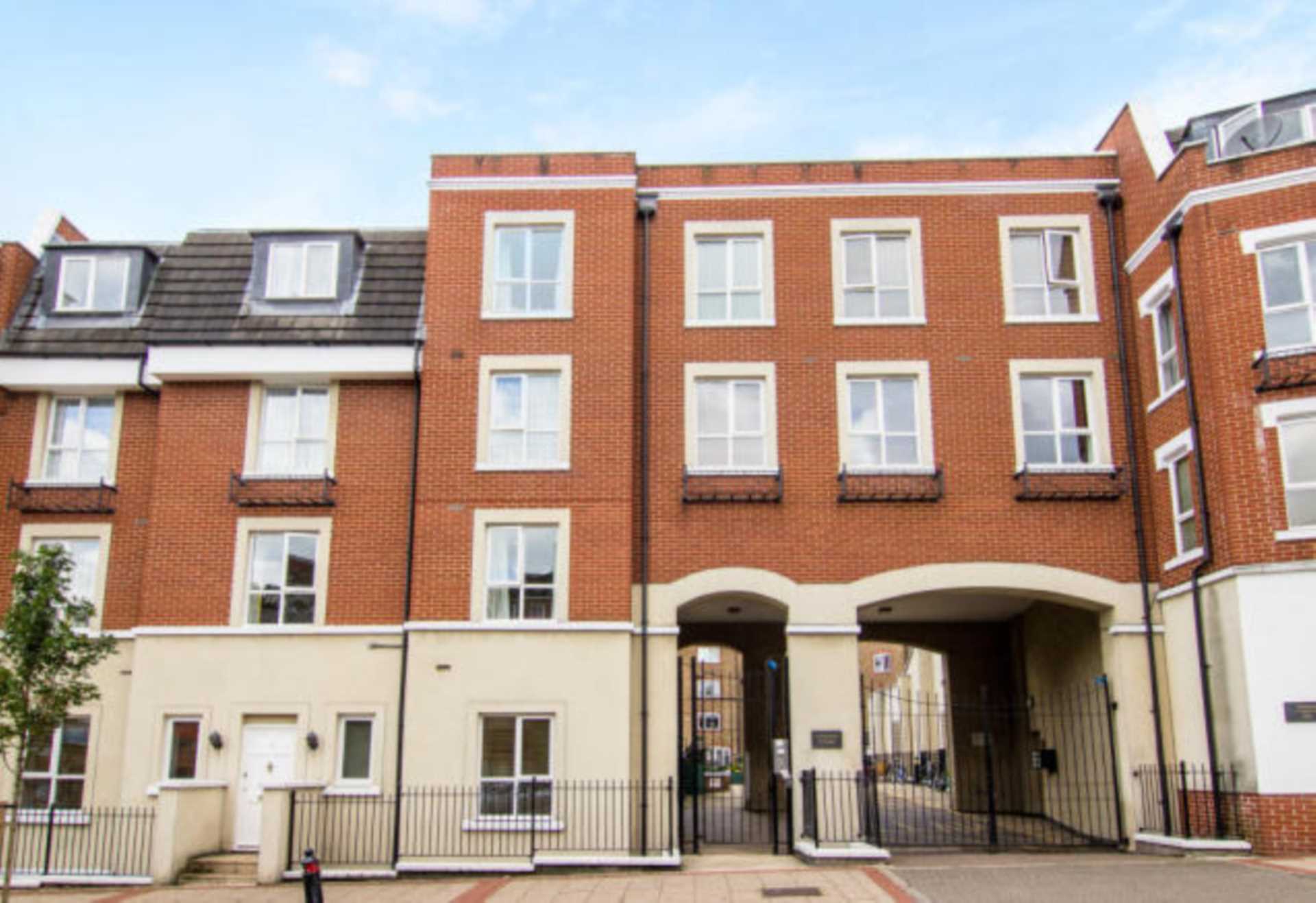 2 bedroom flat to rent, Coopers Court, Church Road, London, W3 8PN
