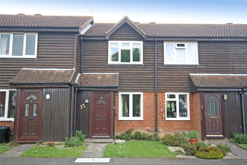 Property For Sale In Lincolns Mead Lingfield Property For Sale In Lincolns Mead Lingfield