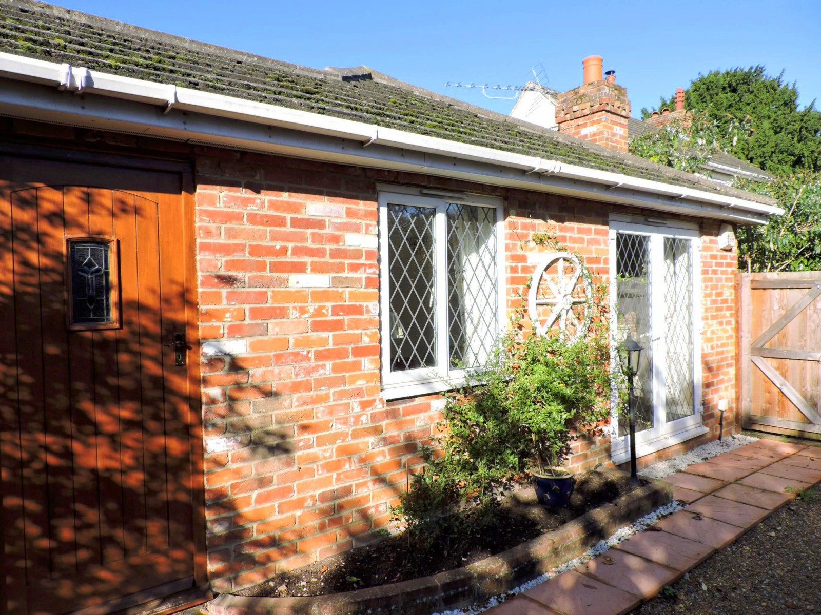 2 bedroom bungalow to rent, Grove Road, Fareham PO, PO16 7TE