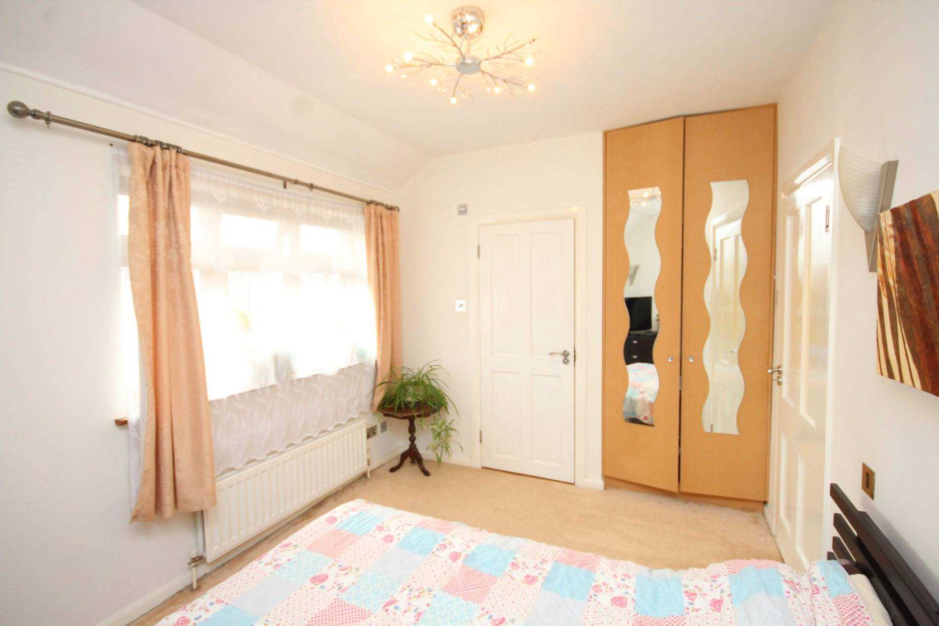 3 bedroom semidetached house to rent, Downing Road, Dagenham, RM9 6LX