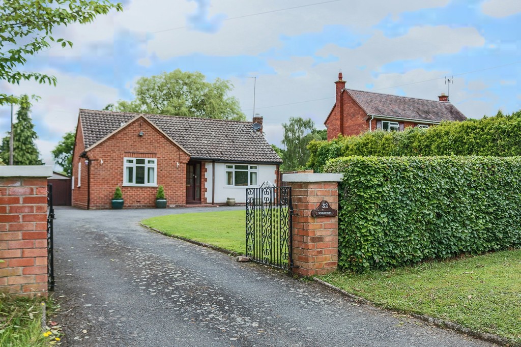 3 bedroom bungalow for sale, Wood Lane, New End, Astwood Bank, B96 6NW