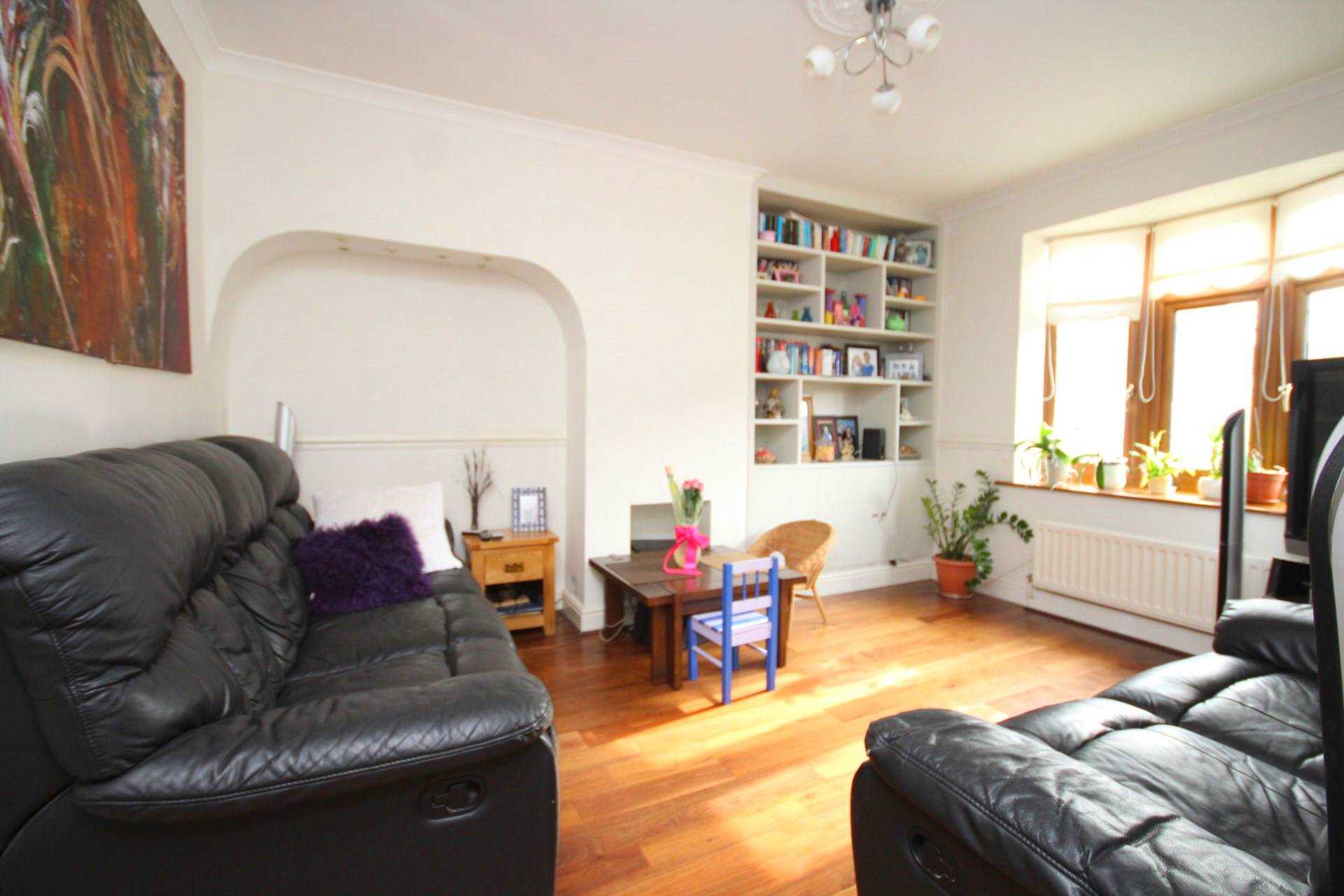 3 bedroom semidetached house to rent, Downing Road, Dagenham, RM9 6LX